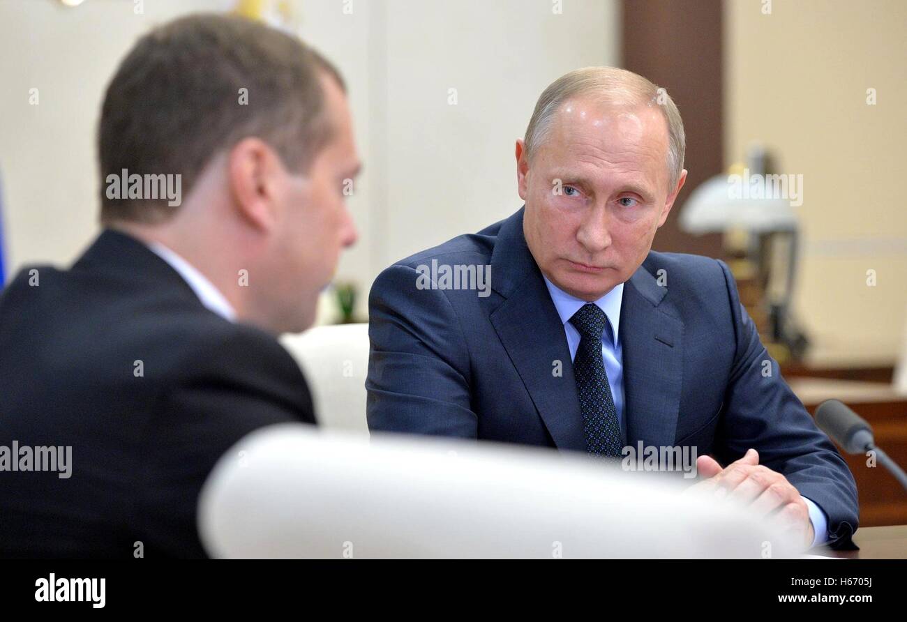 Vladimir Putin gave Vitaly Mutko a self-instruction manual for English 09.12.2015 Vladimir Putin gave Vitaly Mutko a self-instruction manual for English 09.12.2015