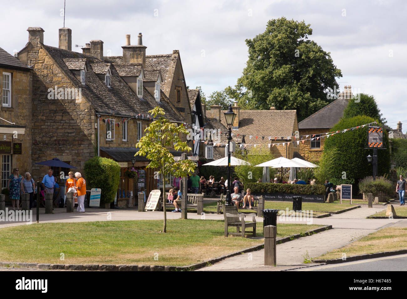 High street broadway cotswolds hi-res stock photography and images - Alamy