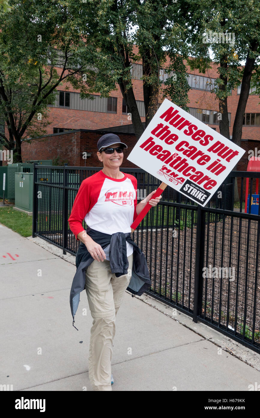 Nurse pickets Allina Health & Abbot Northwestern Hospital for better health benefits & ER security Minneapolis Minnesota MN USA Stock Photo