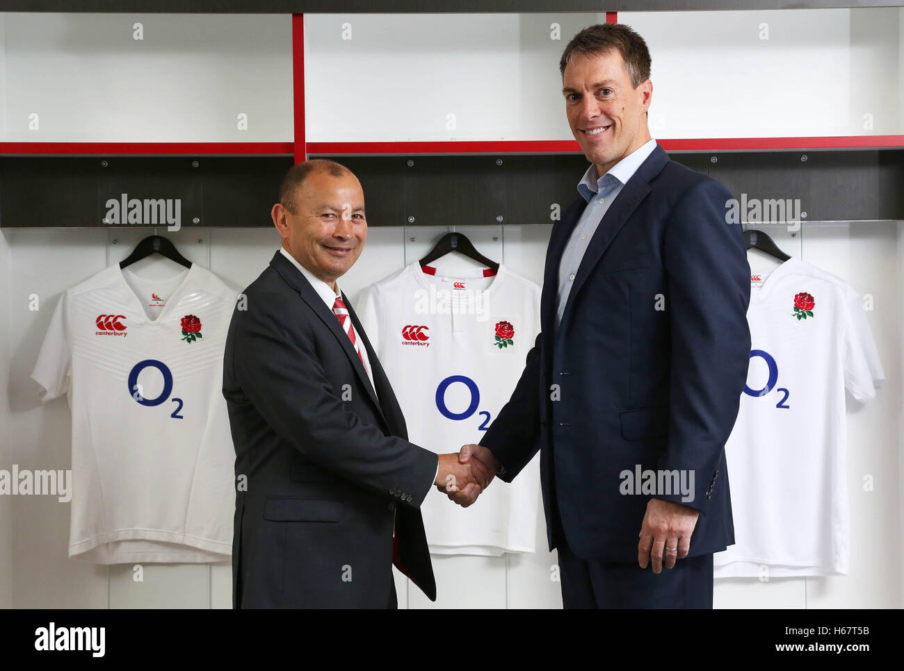 Editorial Use Only England Head Coach Eddie Jones Left Joins Mark Evans Ceo Telefonica Uk O2 To Make The Announcement That O2 Will Be Sponsoring The English National Rugby Team For Another Editorial Use Only England Head Coach Eddie Jones Left Joins Mark Evans Ceo Telefonica Uk O2 To Make The Announcement That O2 Will Be Sponsoring The English National Rugby Team For Another