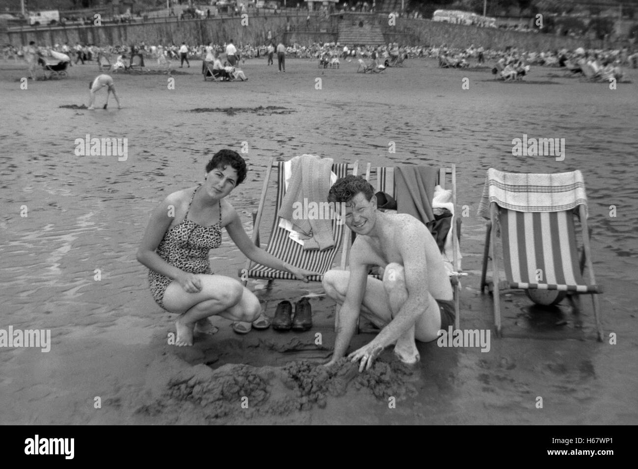 young couple on holiday at the seaside england 1950s Stock Photo