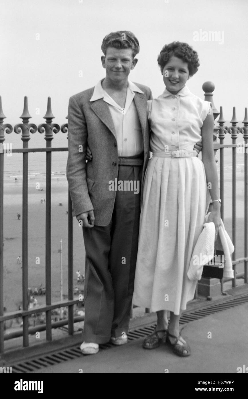 young couple on holiday at the seaside england 1950s Stock Photo