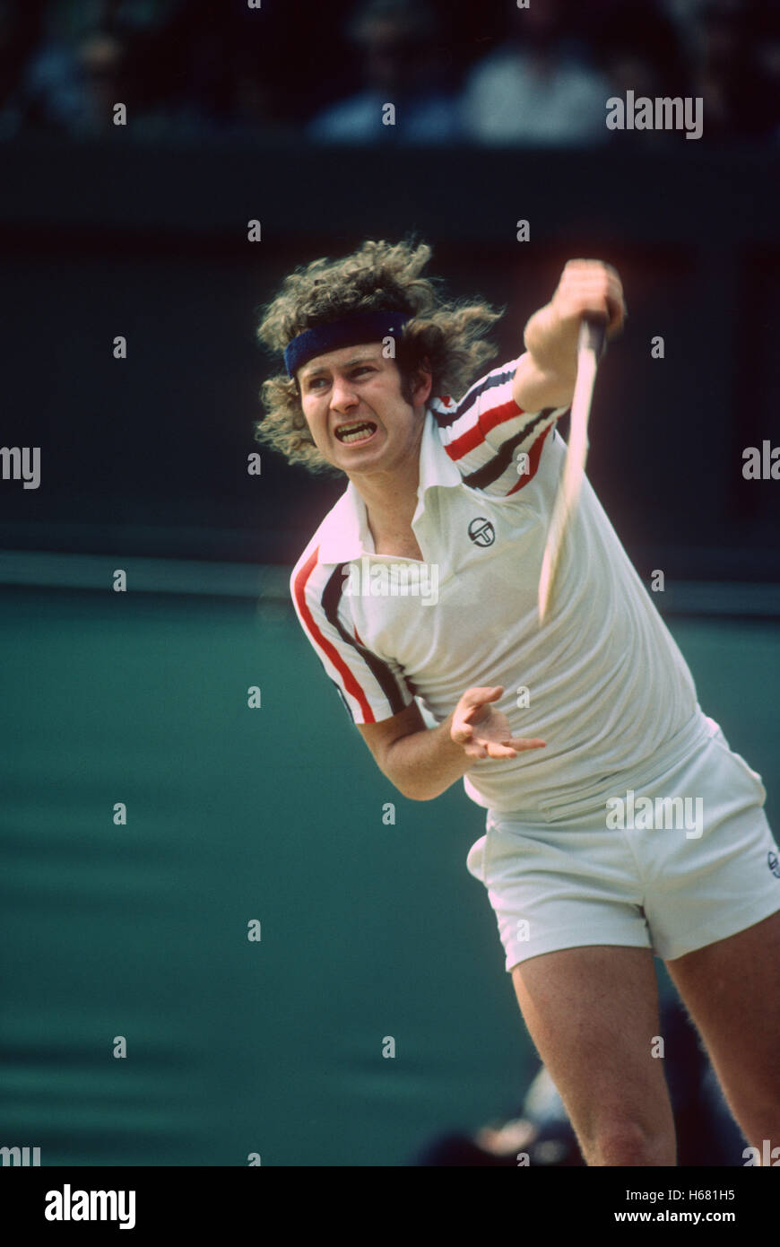 John McEnroe serving at Wimbledon, 1980 Stock Photo