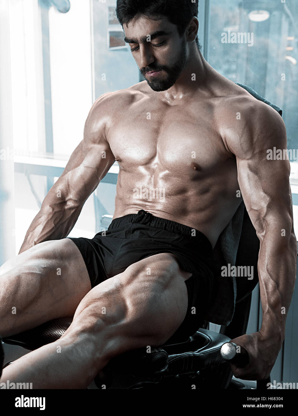 Strong bodybuilder training quads Stock Photo Alamy