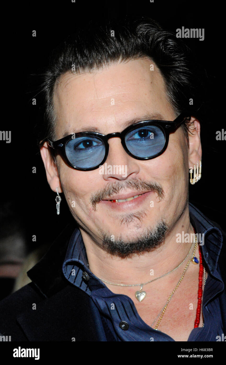 Actor Johnny Depp smiling at the Maltin Modern Master award tribute ...