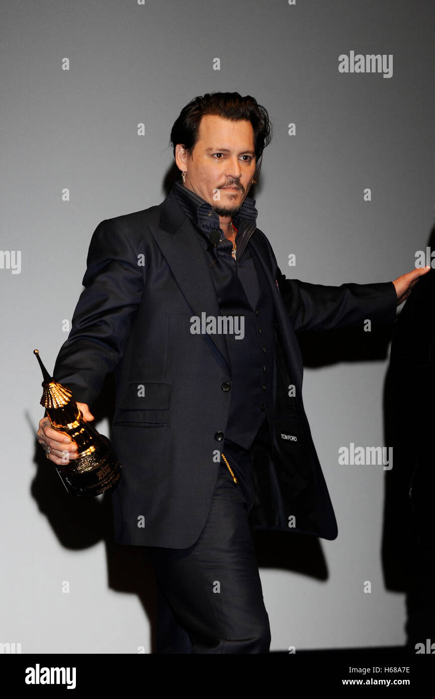 Actor Johnny Depp with his award at the Maltin Modern Master award ...