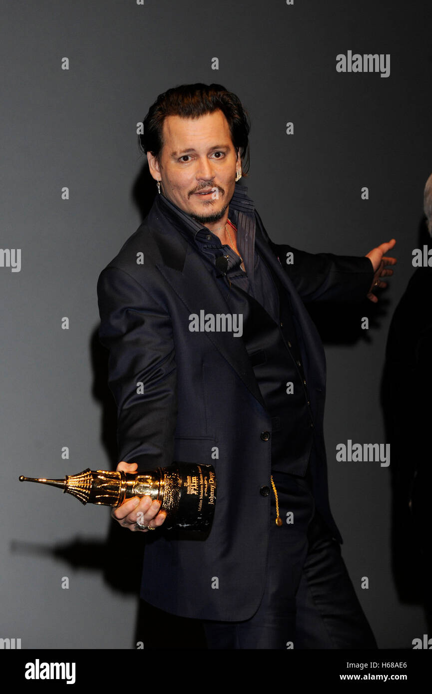 Actor Johnny Depp with his award at the Maltin Modern Master award ...