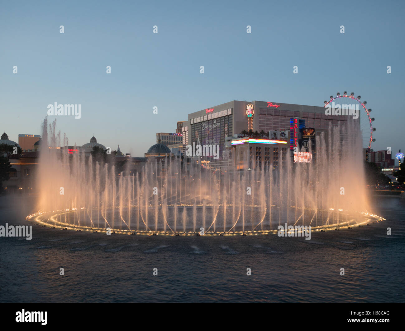 Bellagio Hotel and Casino fountains light show Stock Photo Alamy