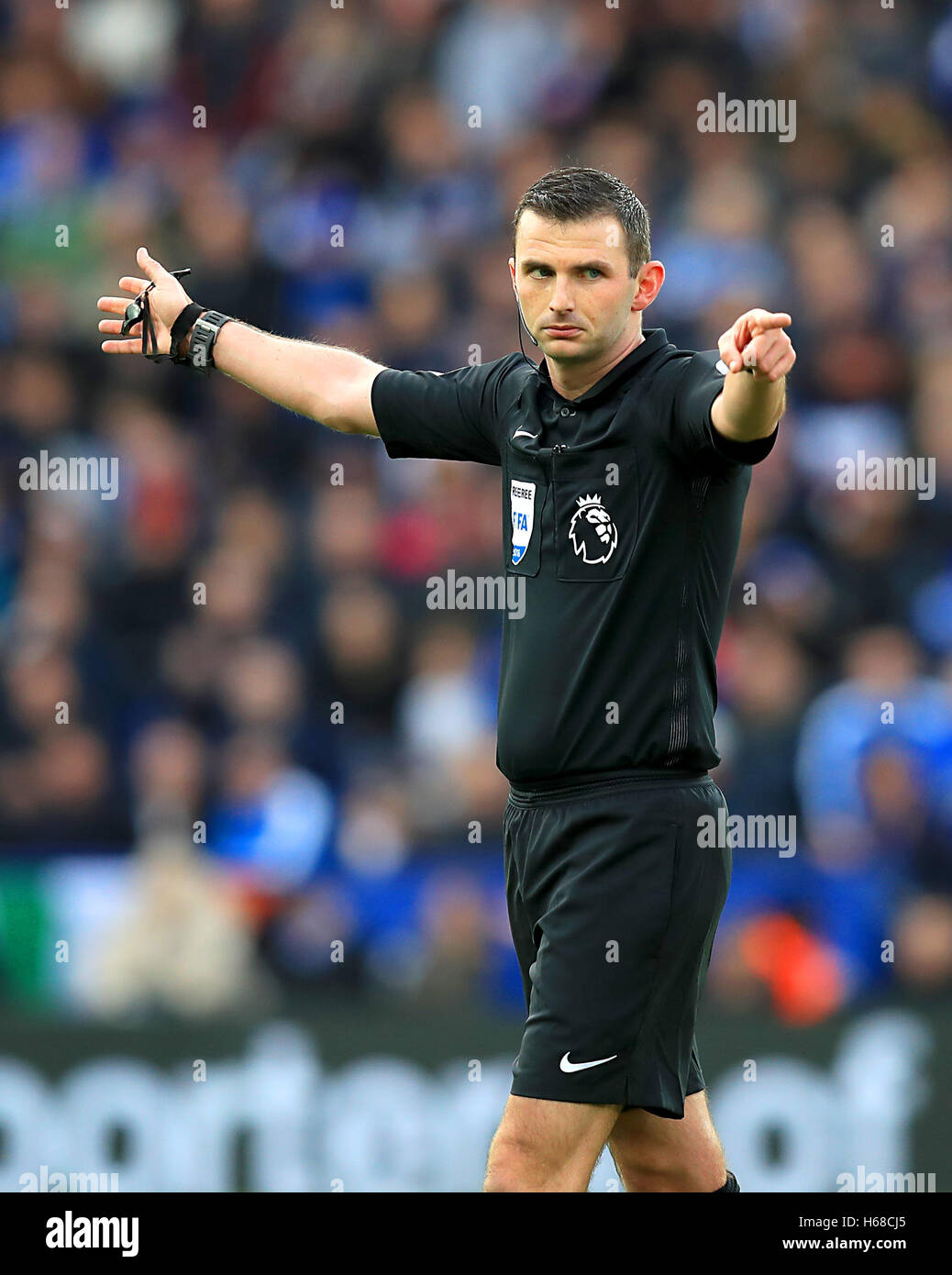 Referee Michael Oliver Stock Photo Alamy