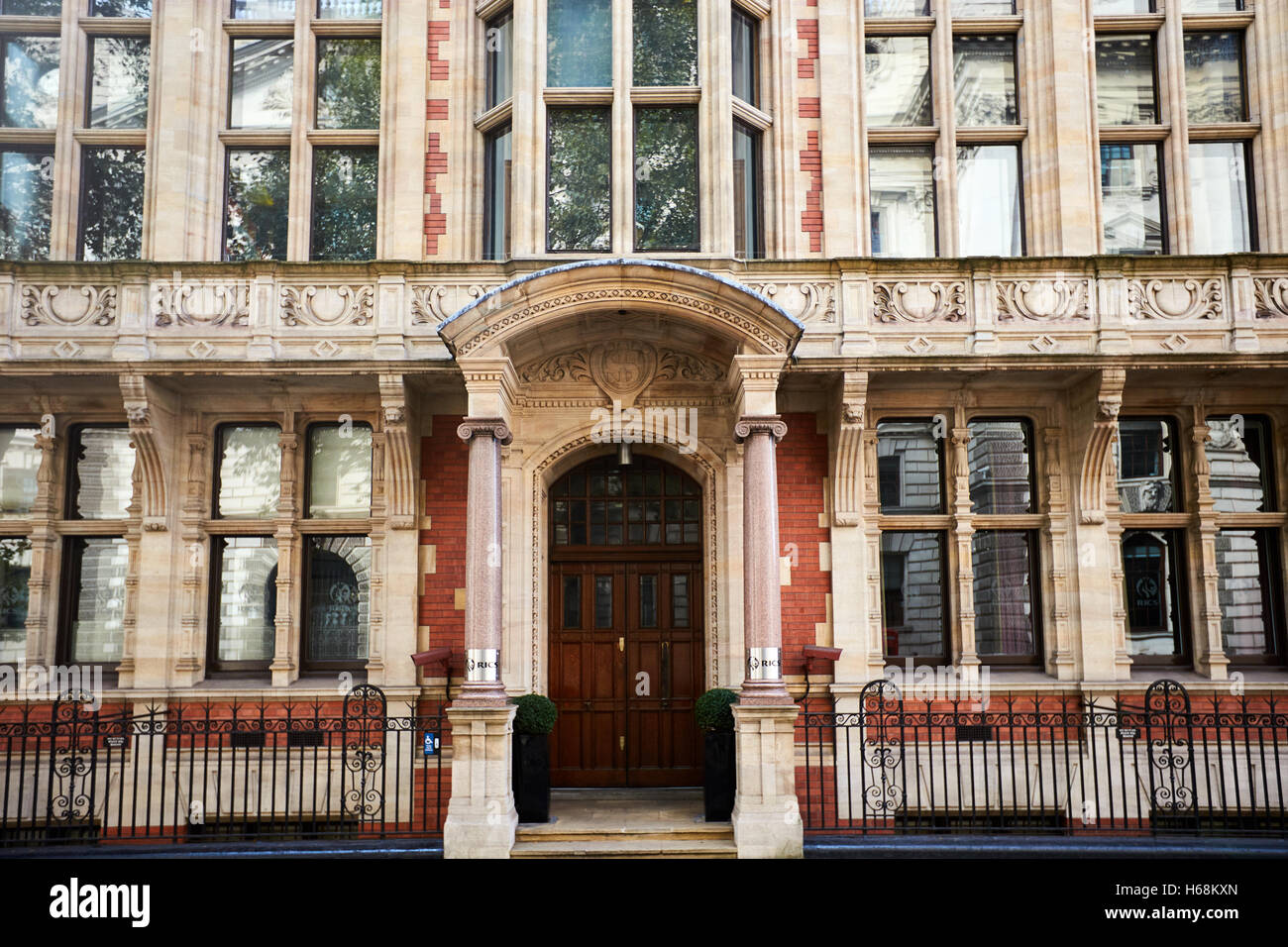 Royal institute of chartered surveyors hq london hi-res stock ...