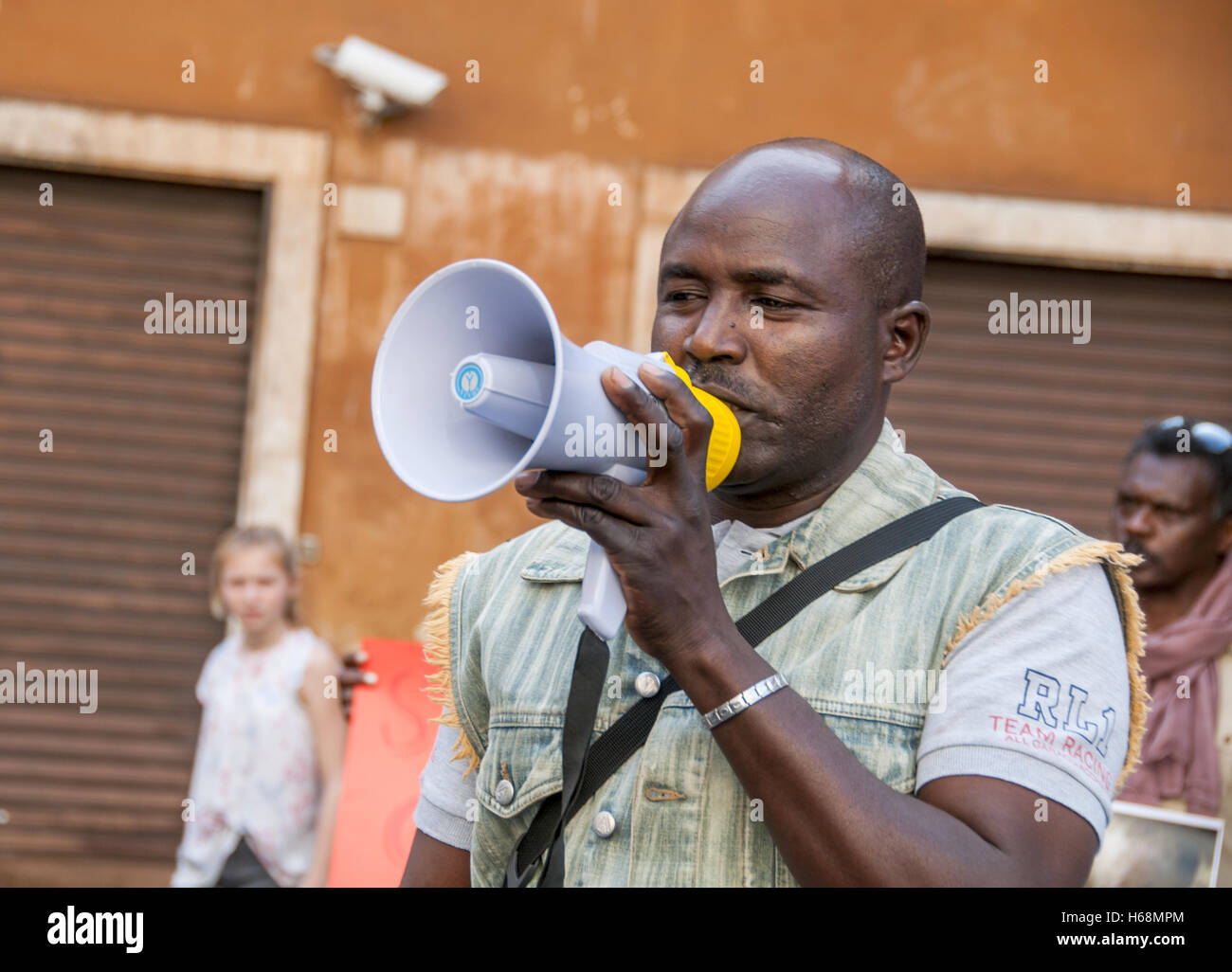 Rome, Italy. 25th Oct, 2016. Sit-in in front of the Senate of Sudanese refugees in Italy to ask the stop of repatriation to Sudan and an investigation on the use of chemical weapons in Darfur. Credit:  Patrizia Cortellessa/Pacific Press/Alamy Live News Stock Photo