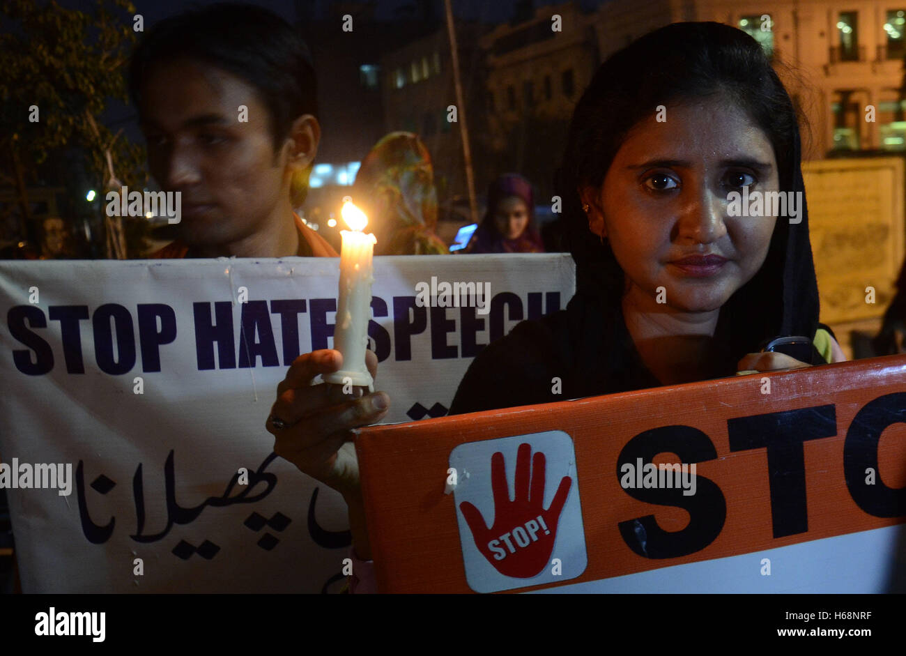 Pakistan. 25th October, 2016. Pakistani civil society People light ...