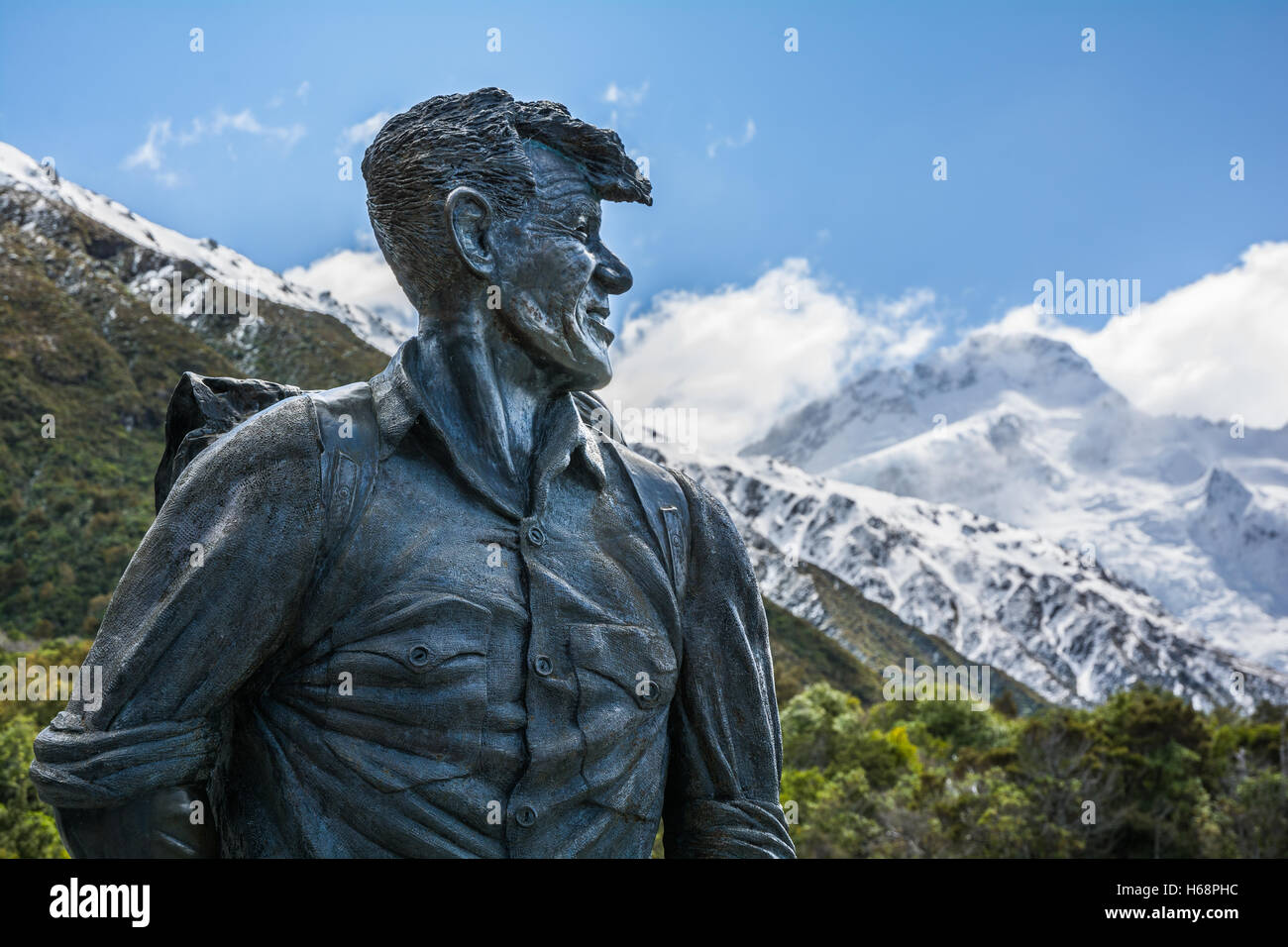 Sir Edmund Hillary Statue looking at Mount Cook New Zealand Stock Photo