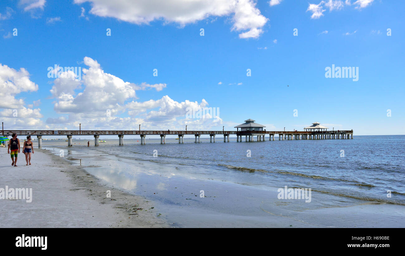 Fort Myers, Florida, beach and pier Stock Photo