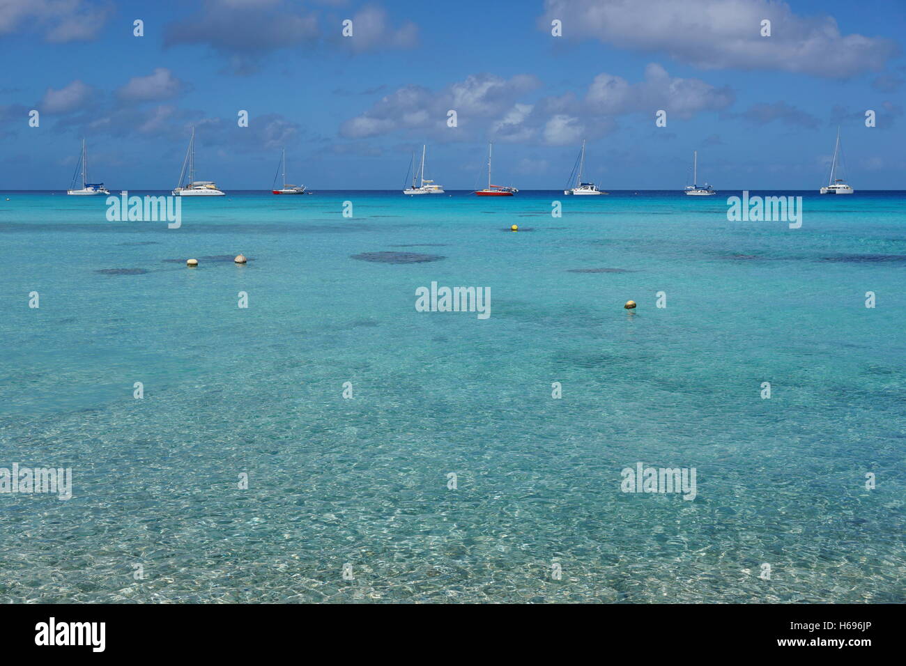 Seascape of a tropical lagoon with turquoise water and boats anchored, Pacific ocean, atoll of Rangiroa, Tuamotu, Polynesia Stock Photo