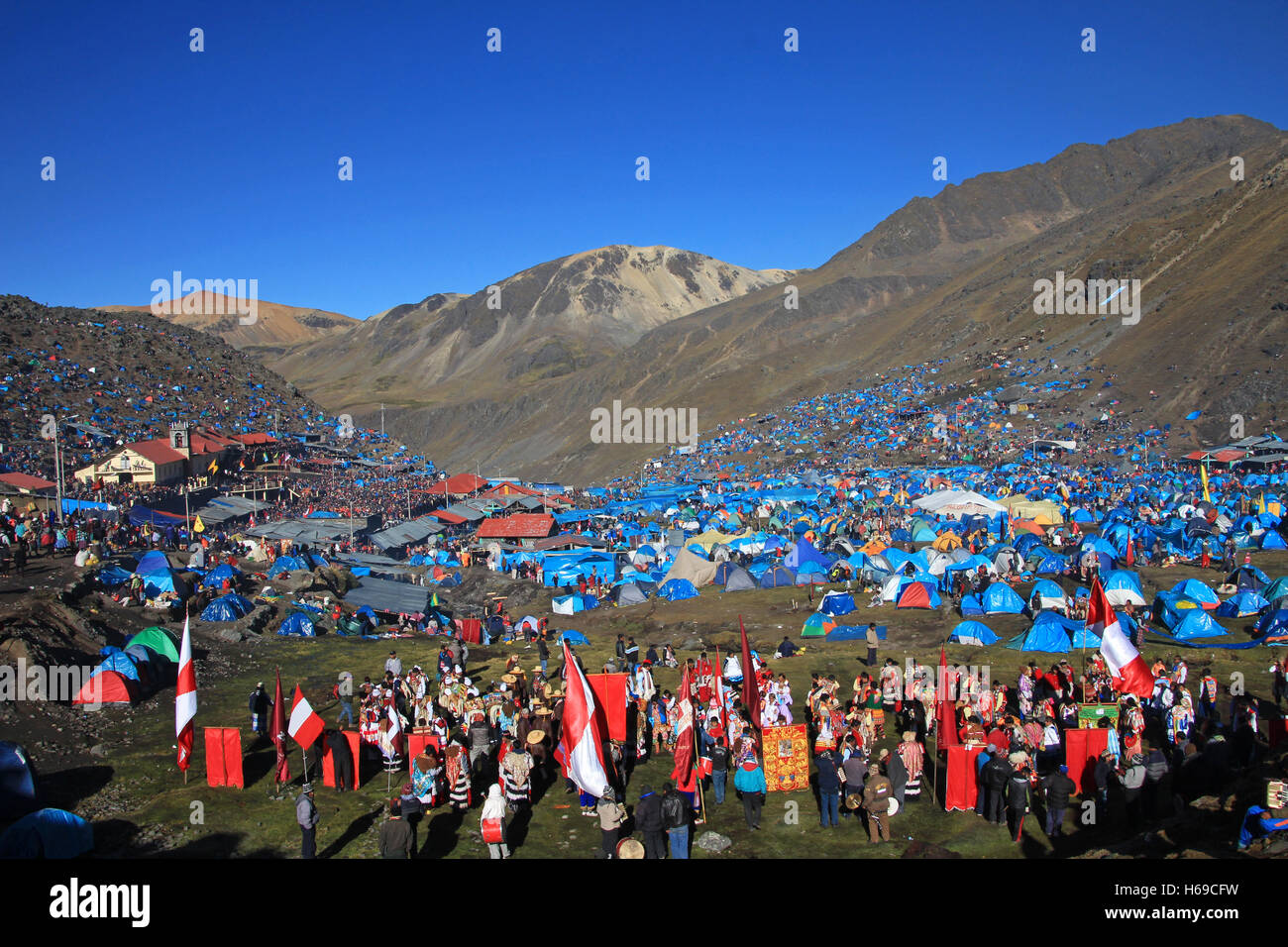 Overview of Quyllurit'i inca festival in the peruvian andes near ausangate mountain. Stock Photo