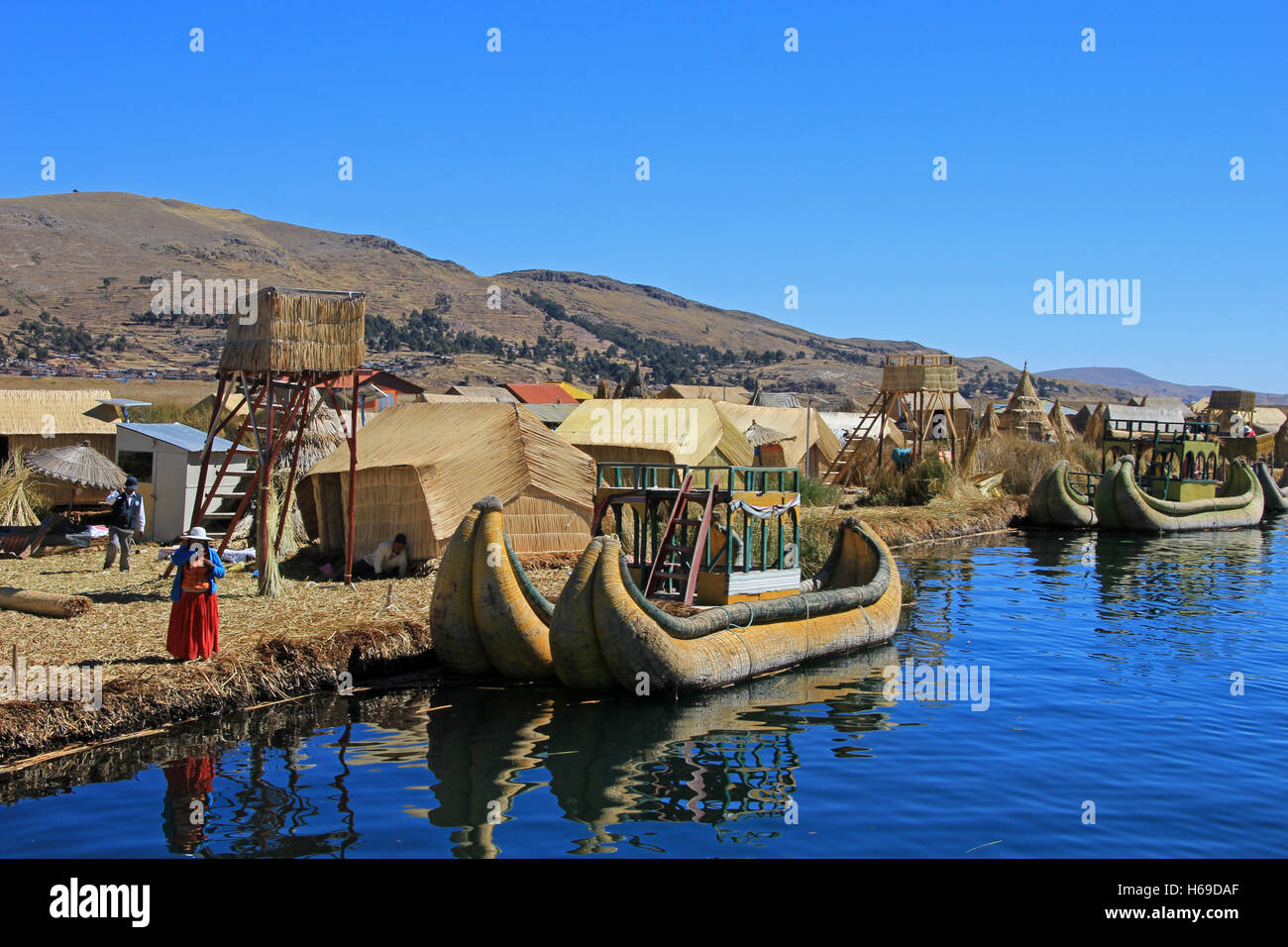 Totora reed floating islands Uros, lake Titicaca, Peru Stock Photo - Alamy