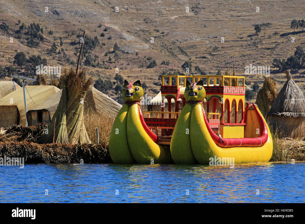 Totora reed floating islands Uros, lake Titicaca, Peru Stock Photo - Alamy