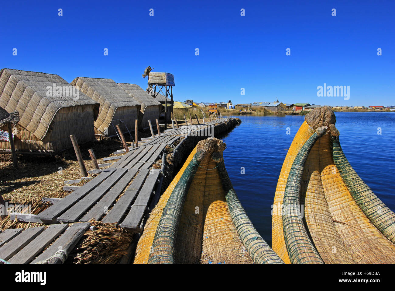 Totora reed floating islands Uros, lake Titicaca, Peru Stock Photo - Alamy