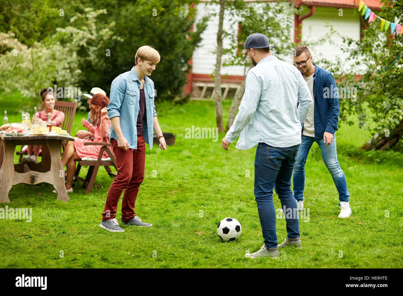 Во что поиграть с друзьями 3 человека. Друзья играют в футбол. Фото друзей играющих в футбол. Счастливые друзья играют в футбол. Приглашаем поиграть в футбол с друзьями.