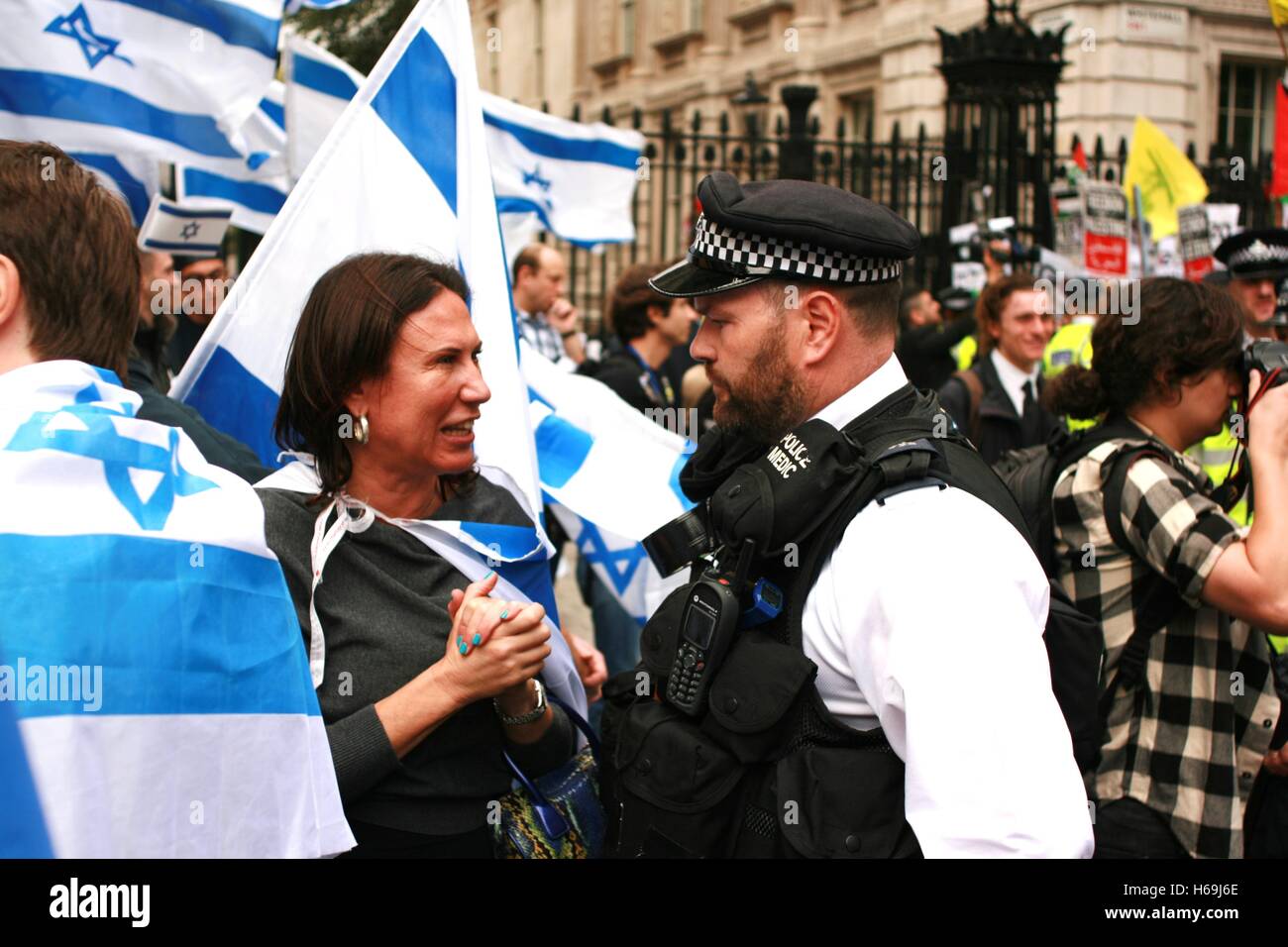 A British Zionist speaks to a police officer at a Palestinian solidarity protest against the state visit of Israeli PM Benjamin Netanyahu, who they Palestinian rights groups and the United Nations have accused of committing war crimes in the Gaza Strip in 2014. Stock Photo