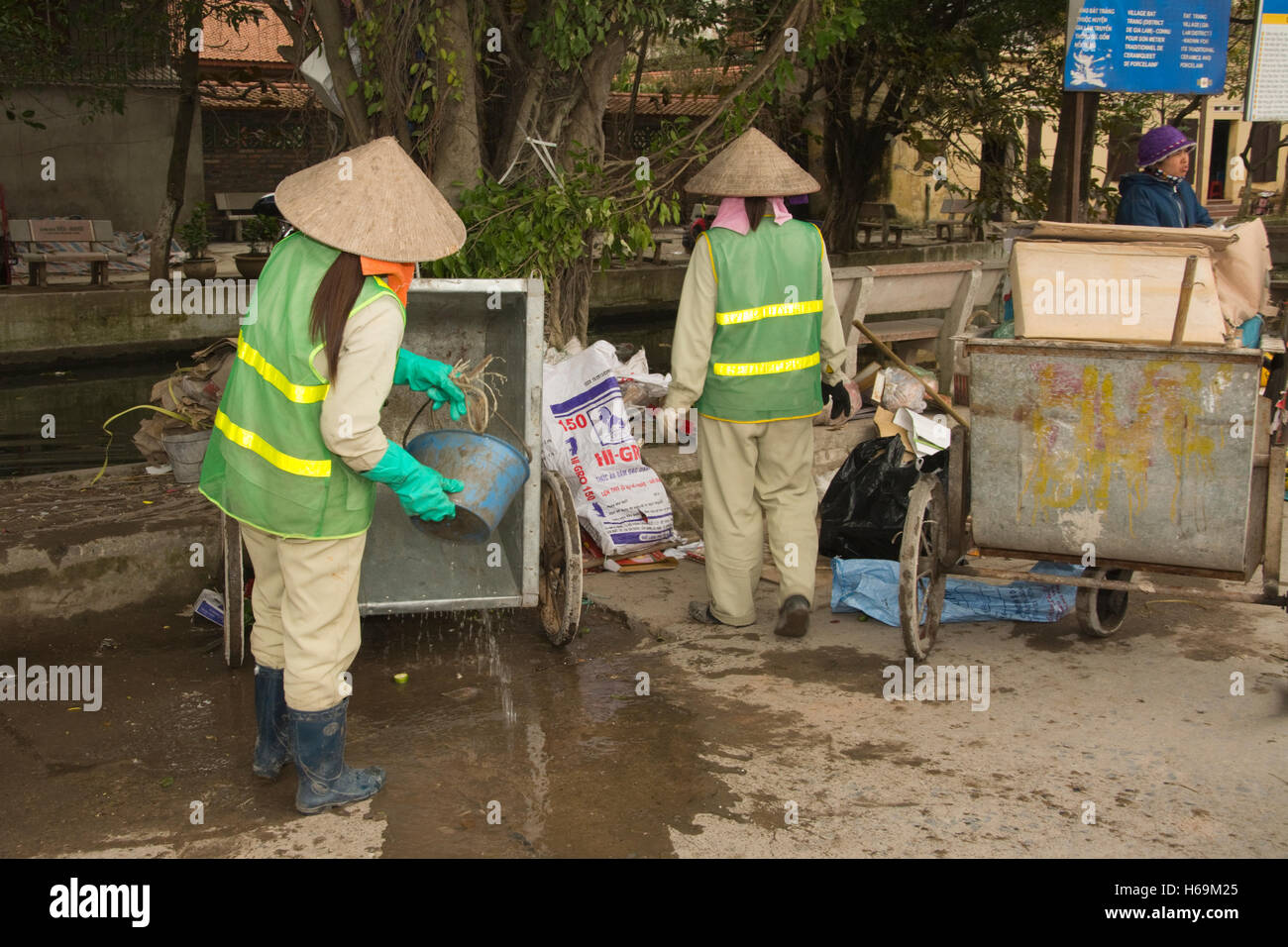 ASIA, Vietnam,  Hanoi (Ha Noi) Province, Hanoi,  Gia Lam District, Bat Trang Ceramic Village, refuse collection and cleaning Stock Photo