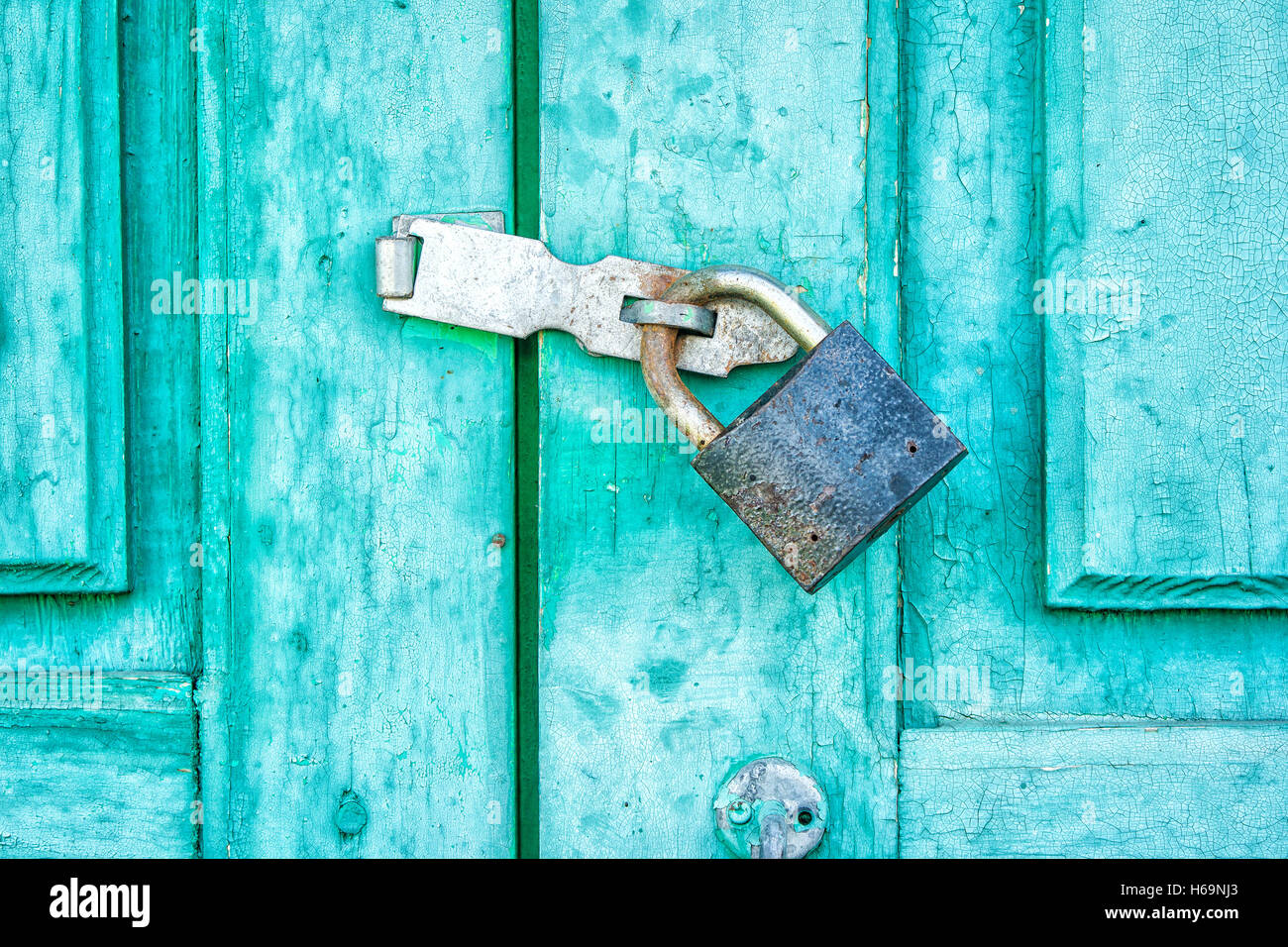 metal lock on a old green wooden door closeup Stock Photo - Alamy