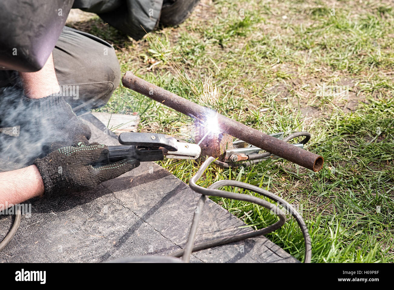 worker cutting steel pipe Stock Photo Alamy