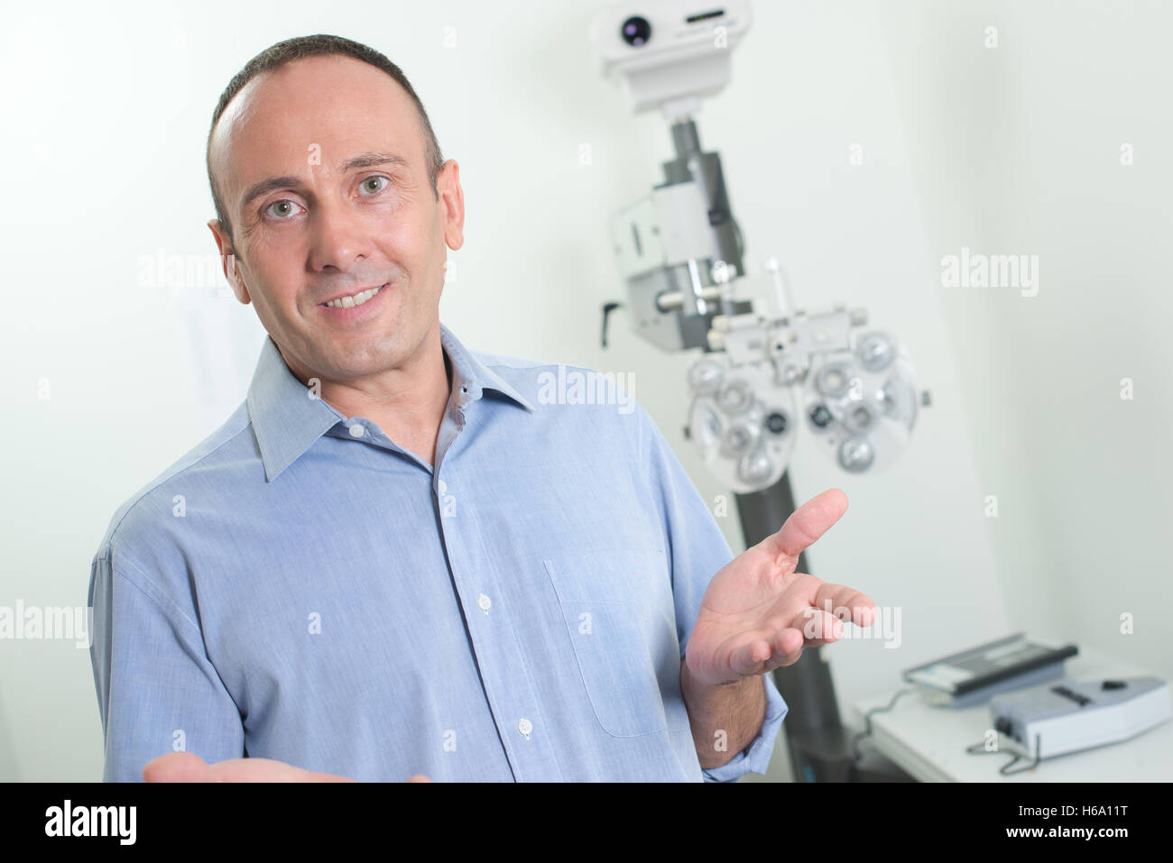 optometrist in the clinic Stock Photo Alamy