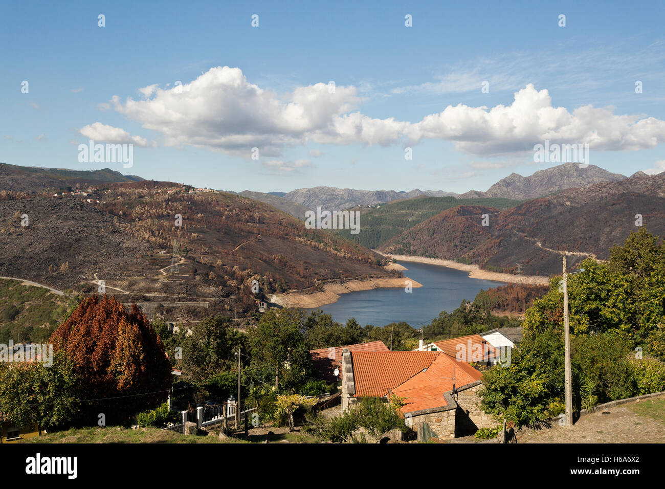 View of the village of Lindoso and the reservoir of the Alto Lindoso Dam on the Lima River, Portugal Stock Photo