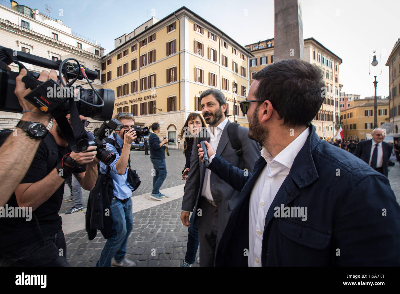 Rome, Italy. 25th Oct, 2016. Italy Rome 25 October 2016, Manifestation of the 5 Star Movement (m5s) in support of the bill to halve the salaries of parliamentarians. *** Local Caption *** Italy Rome 25 October 2016, Manifestation of the 5 Star Movement (m5s) in support of the bill to halve the salaries of parliamentarians. pictured Roberto Fico Credit:  Andrea Ronchini/Alamy Live News Stock Photo