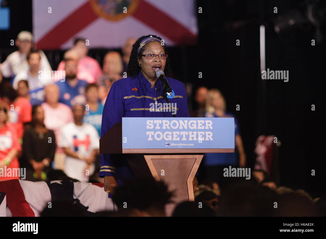 Angela Kelly singing the National Anthem at Hillary Clinton campaign rally at Broward College, Coconut Creek, FL. October 25, 2016 Stock Photo