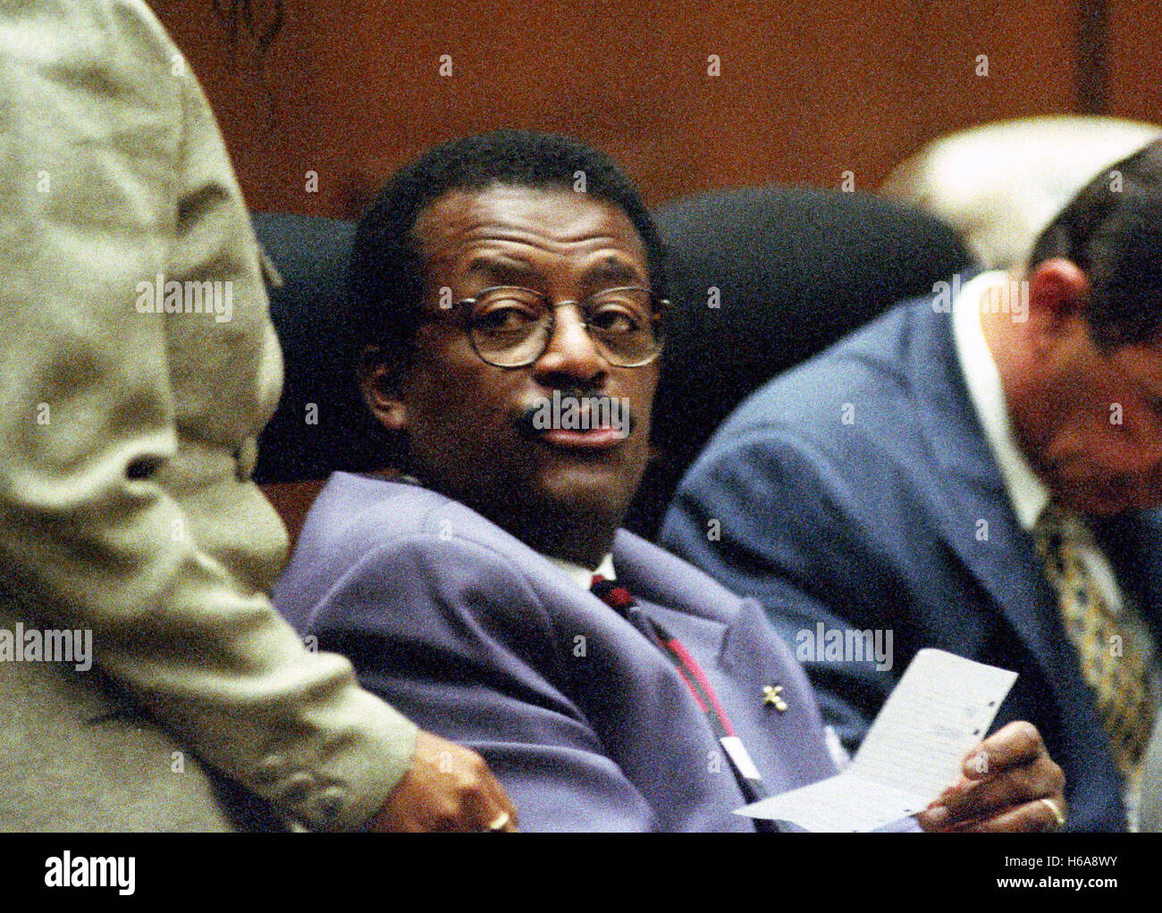 Los Angeles, California, USA. 13th July, 1995. Lead defense attorney Johnnie L. Cochran, Jr. confers with a member of his staff during the trial of former NFL star running back O.J. Simpson for the murder of his former wife, Nicole Brown Simpson and a friend of hers, restaurant waiter, Ron Goldman in Los Angeles County Superior Court in Los Angeles, California on July 13, 1995.Credit: Steve Grayson/Pool via CNP © Steve Grayson/CNP/ZUMA Wire/Alamy Live News Stock Photo