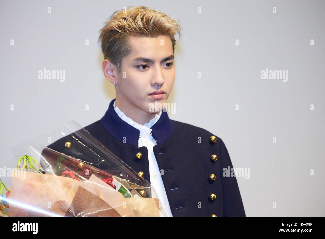 Hong Kong model and actress Angelababy, left, and Chinese singer and actor Kris  Wu or Wu Yifan pose with their trophies during the presentation ceremo  Stock Photo - Alamy