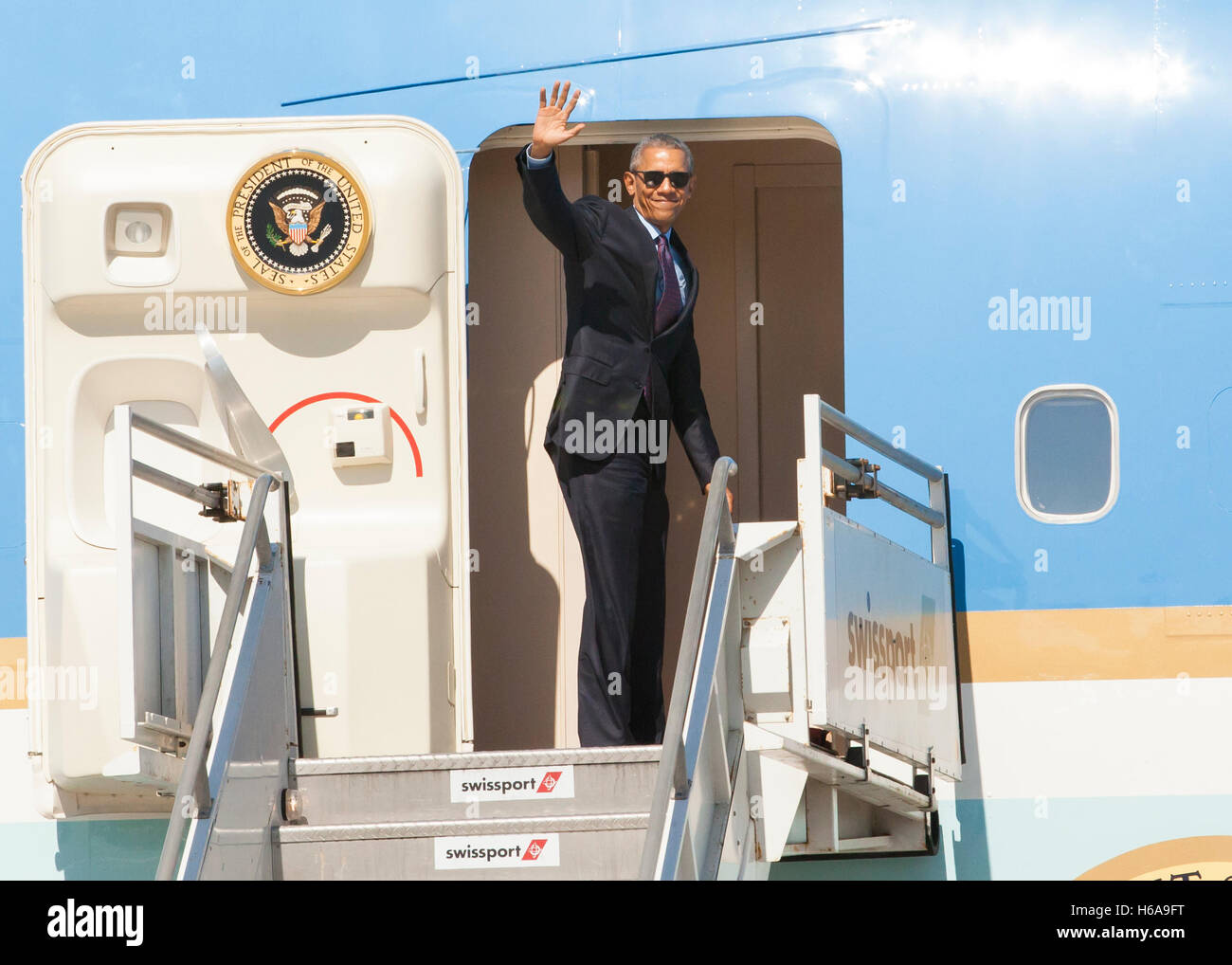President Barack Obama departs from LAX International Airport on October 25, 2016 in Los Angeles, California. Stock Photo