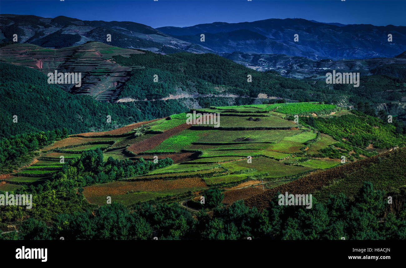 China. 19th Oct, 2016. Sichuan, CHINA-October 19 2016: (EDITORIAL USE ONLY. CHINA OUT) .Marvelous scenery of Daliang Mountains in southwest China's Sichuan Province, October 19th, 2016. The Daliang Mountains are a mountain range on the border between the provinces of Sichuan and Yunnan in China. © SIPA Asia/ZUMA Wire/Alamy Live News Stock Photo