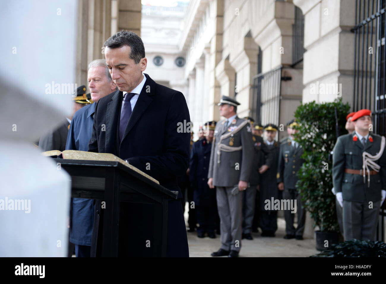 Vienna, Austria. 26th October, 2016.  Austrian National Day 2016 at Heldenplatz in Vienna. There were 2,000 recruits in service in the army. Picture shows Federal Chancellor Christian Kern. Credit:  Franz Perc/Alamy Live News Stock Photo