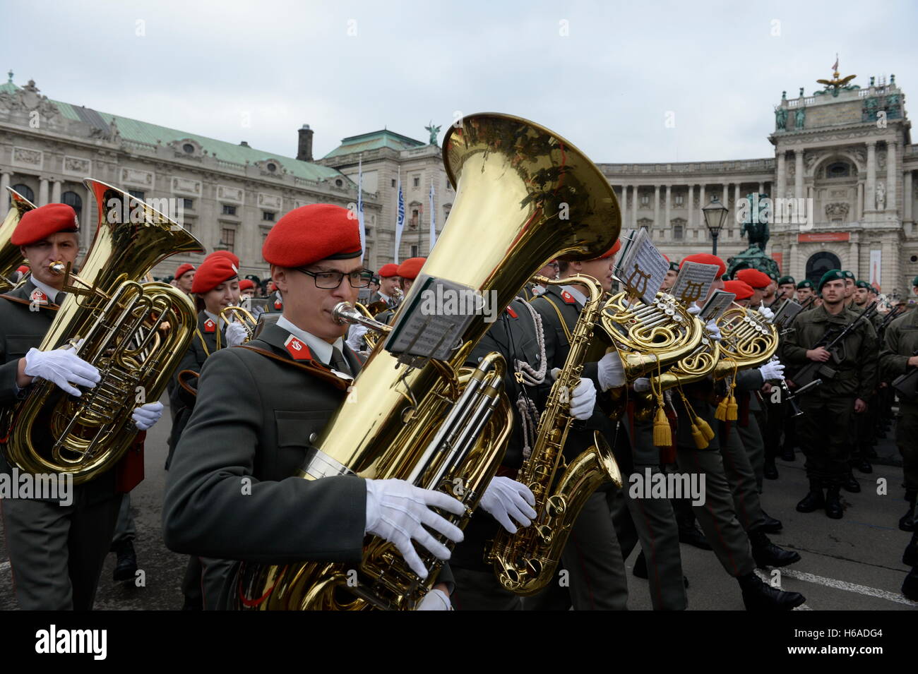 Vienna, Austria. 26th October, 2016.  Austrian National Day 2016 at Heldenplatz in Vienna. There were 2,000 recruits in service in the army. Picture shows the guard music. Credit:  Franz Perc/Alamy Live News Stock Photo