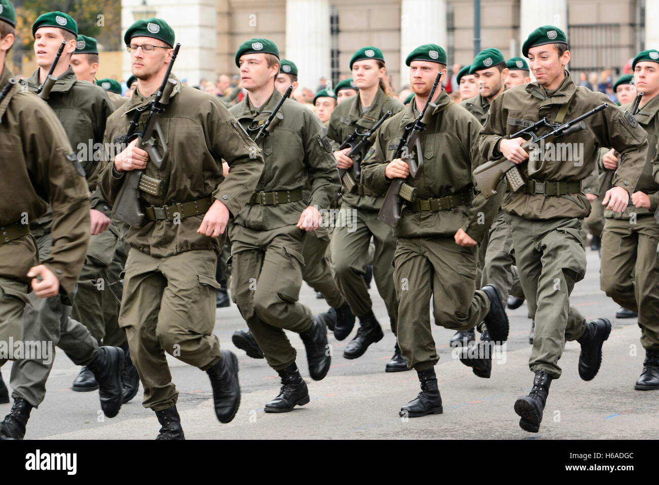 Vienna, Austria. 26th October, 2016.  Austrian National Day 2016 at Heldenplatz in Vienna. There were 2,000 recruits in service in the army. Credit:  Franz Perc/Alamy Live News Stock Photo