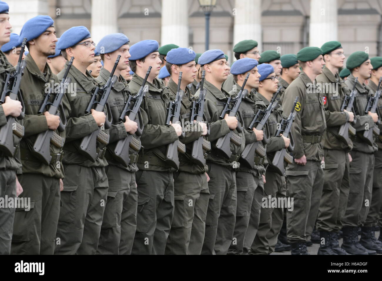 Vienna, Austria. 26th October, 2016.  Austrian National Day 2016 at Heldenplatz in Vienna. There were 2,000 recruits in service in the army. Credit:  Franz Perc/Alamy Live News Stock Photo