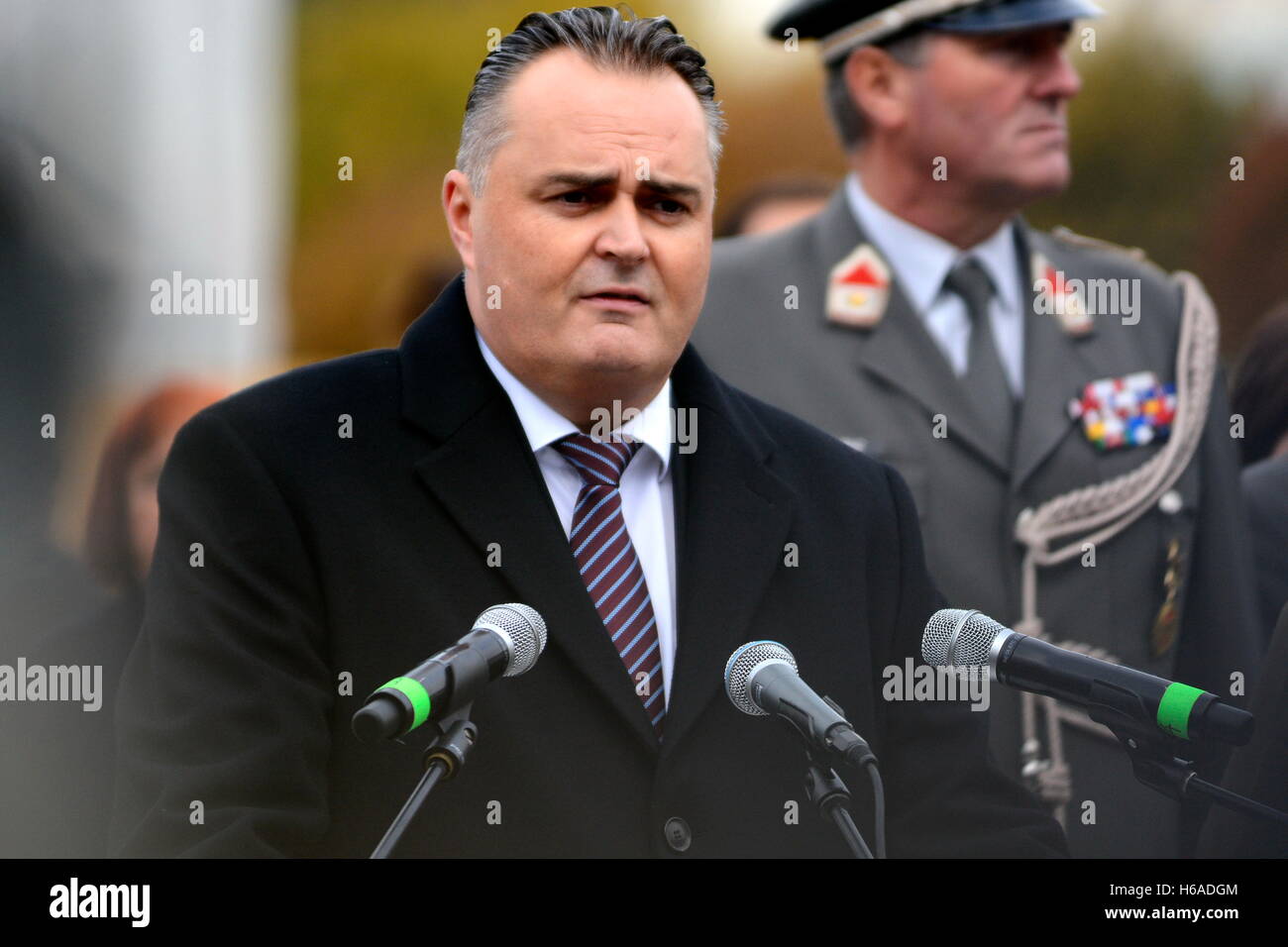Vienna, Austria. 26th October, 2016.  Austrian National Day 2016 at Heldenplatz in Vienna. There were 2,000 recruits in service in the army. Picture shows Defense Minister Hans Peter Doskozil (SPÖ). Credit:  Franz Perc/Alamy Live News Stock Photo
