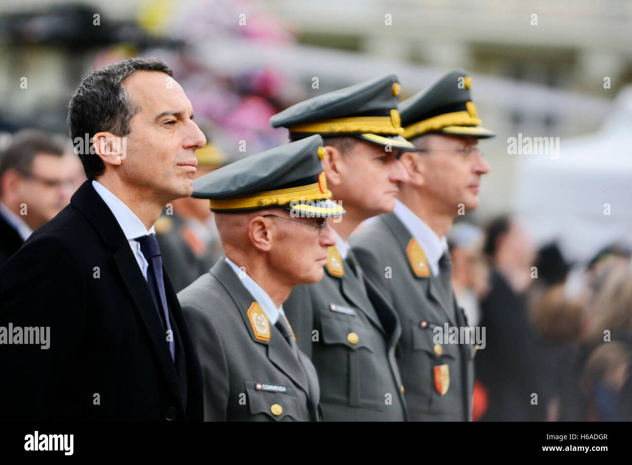 Vienna, Austria. 26th October, 2016.  Austrian National Day 2016 at Heldenplatz in Vienna. There were 2,000 recruits in service in the army. Picture show (L) Federal Chancellor Christian Kern. Credit:  Franz Perc/Alamy Live News Stock Photo