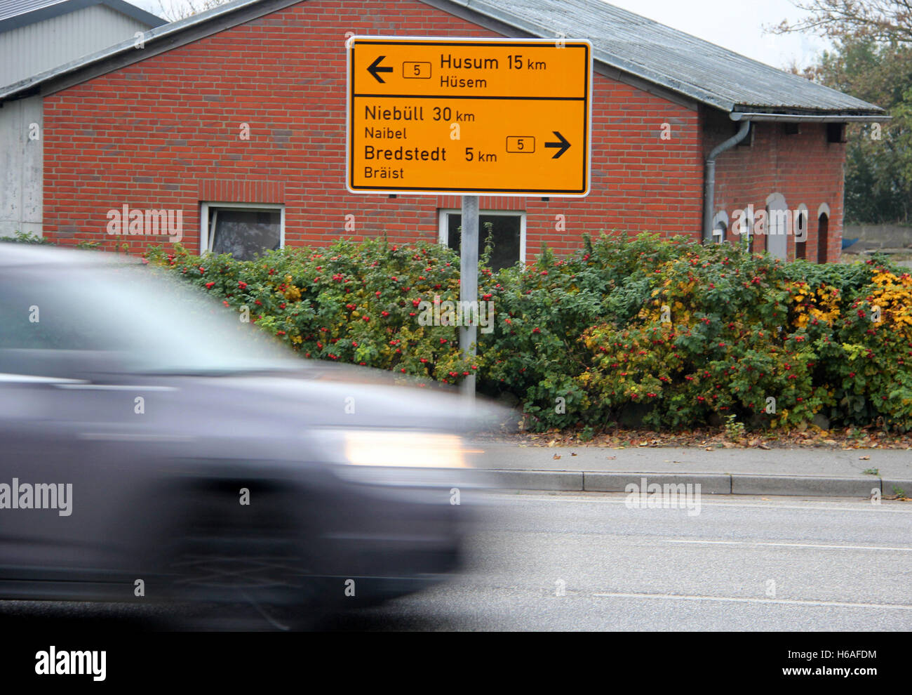 Struckum, Germany. 26th Oct, 2016. A dual-language sign written in German and Frisian can be seen on Federal Road 5 at the entrance to Struckum, Germany, 26 October 2016. In the district of North Frisia and on the island of Heligoland, Frisian is, next to German, the second administrative language. Photo: WOLFGANG RUNGE/dpa/Alamy Live News Stock Photo
