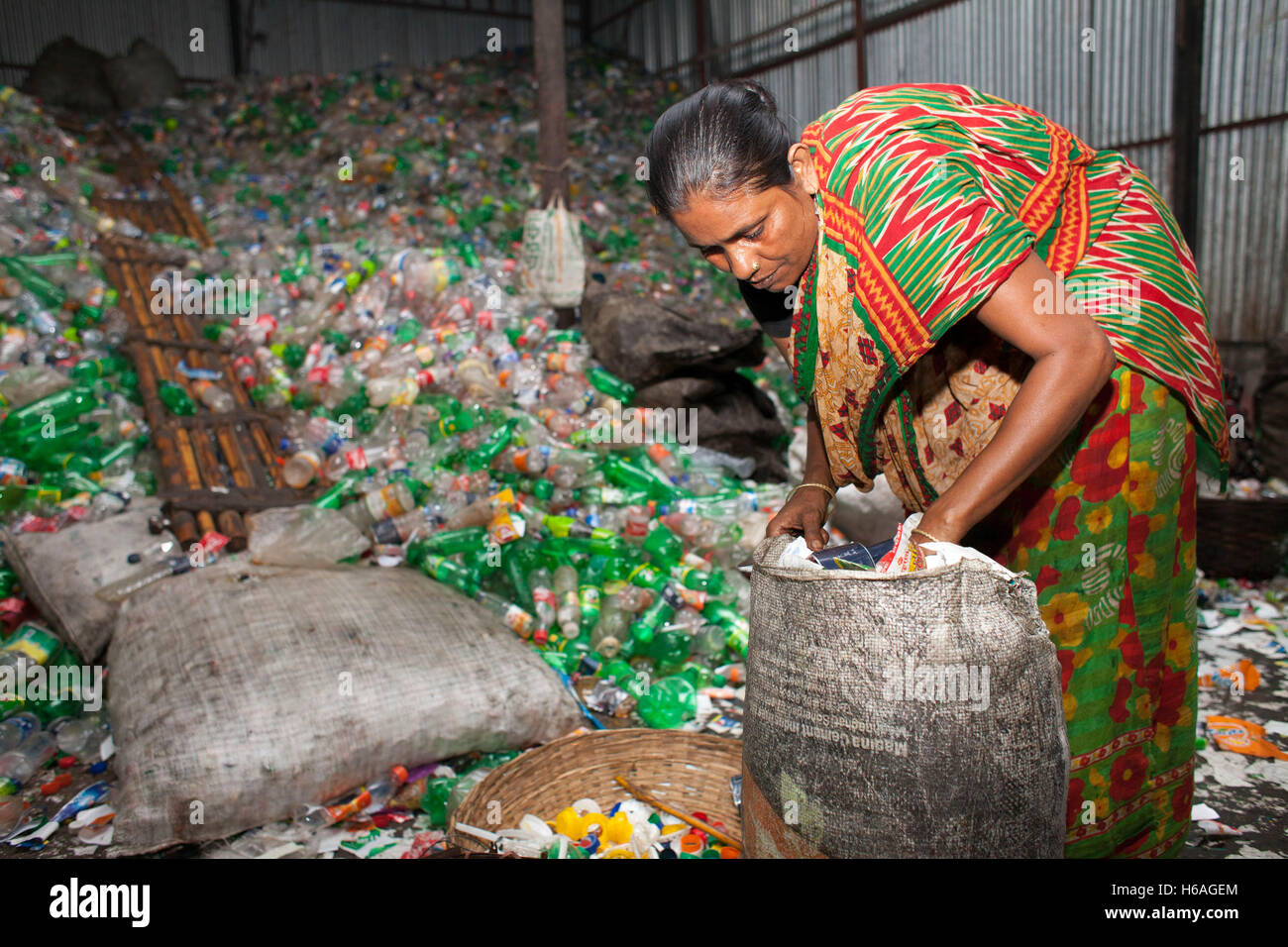 Dhaka, Bangladesh. 26th October, 2016. Bangladeshi woman works at a