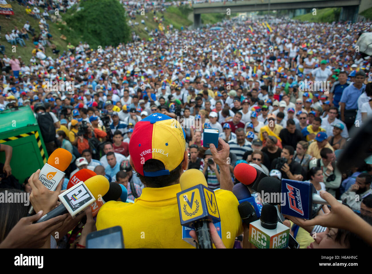 Caracas, Venezuela. 26th Oct, 2016. Venezuelan opposition leader and Governor of Miranda state Henrique Capriles (C) attends a rally against Venezuela's President Nicolas Maduro's government in Caracas, 26 October 2016. Photo: Manaure Quintero/dpa/Alamy Live News Stock Photo