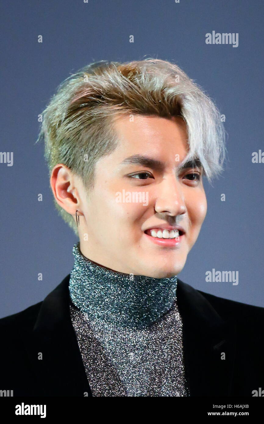 Hong Kong model and actress Angelababy, left, and Chinese singer and actor Kris  Wu or Wu Yifan pose with their trophies during the presentation ceremo  Stock Photo - Alamy