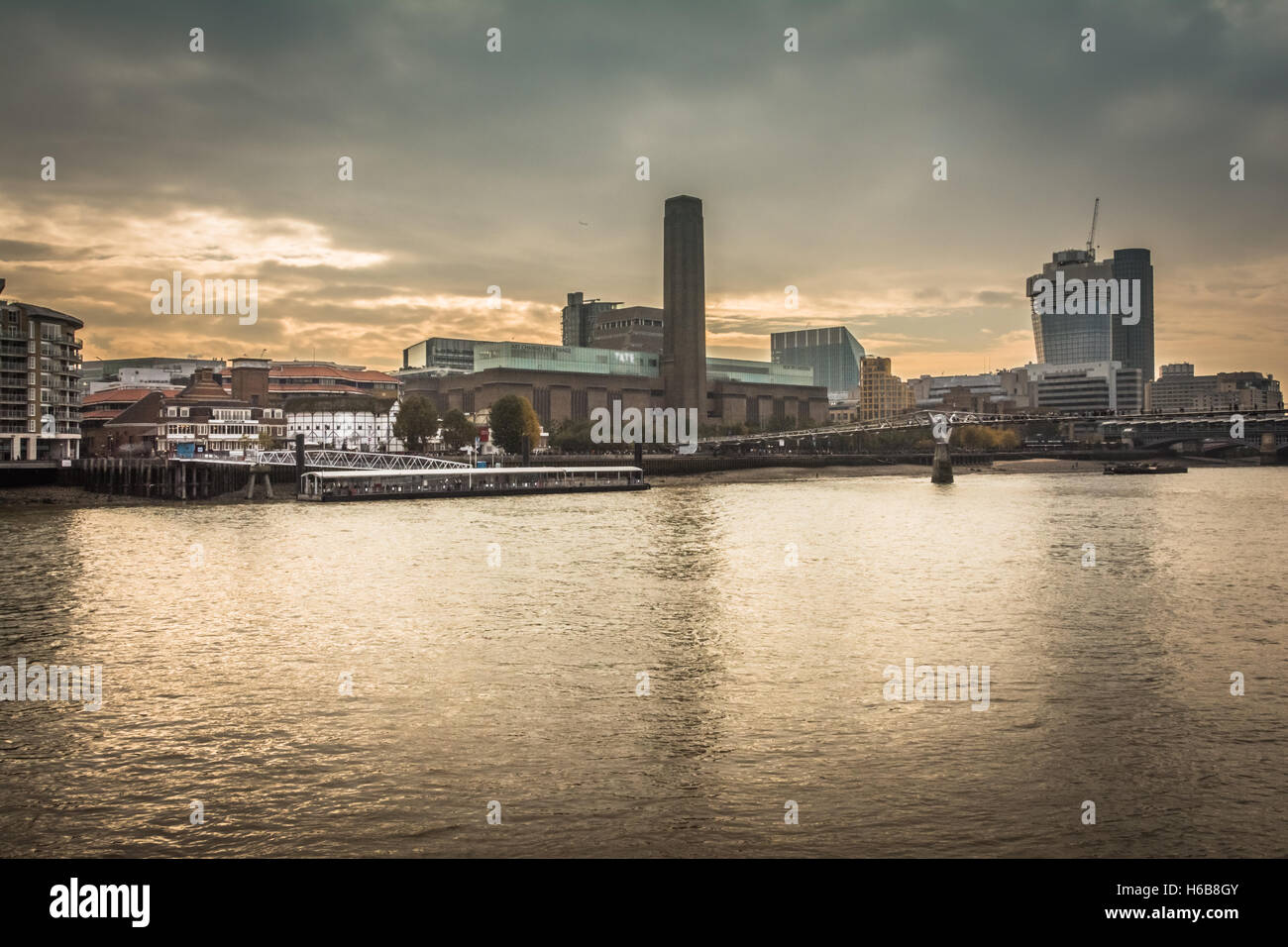 The Globe Theatre and the Tate Modern on the River Thames, Bankside, London, UK. Stock Photo