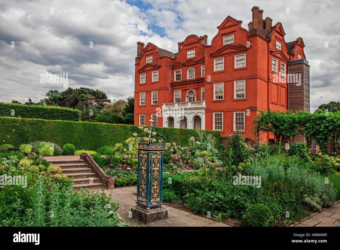 Kew Gardens. Kew Palace and Queen's Garden Garden Stock Photo Alamy