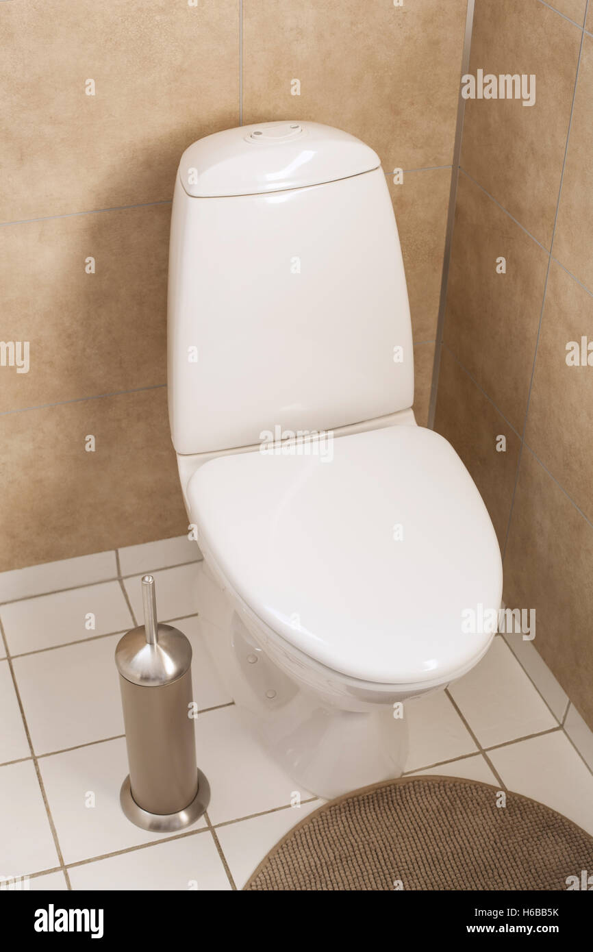 white toilet bowl in modern bathroom Stock Photo - Alamy