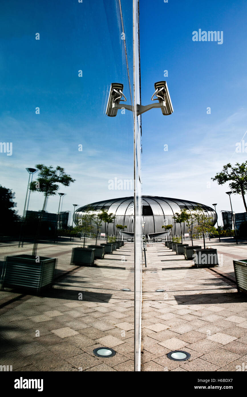 Surveillance camera on glass facade hires stock photography and images